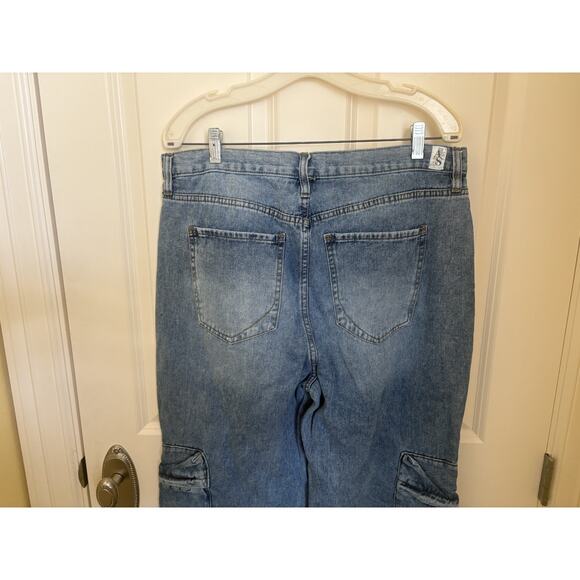 Altar'd State Wide Leg Cargo Jeans Light Wash Denim Pockets Women's Size 32 - Picture 6 of 6